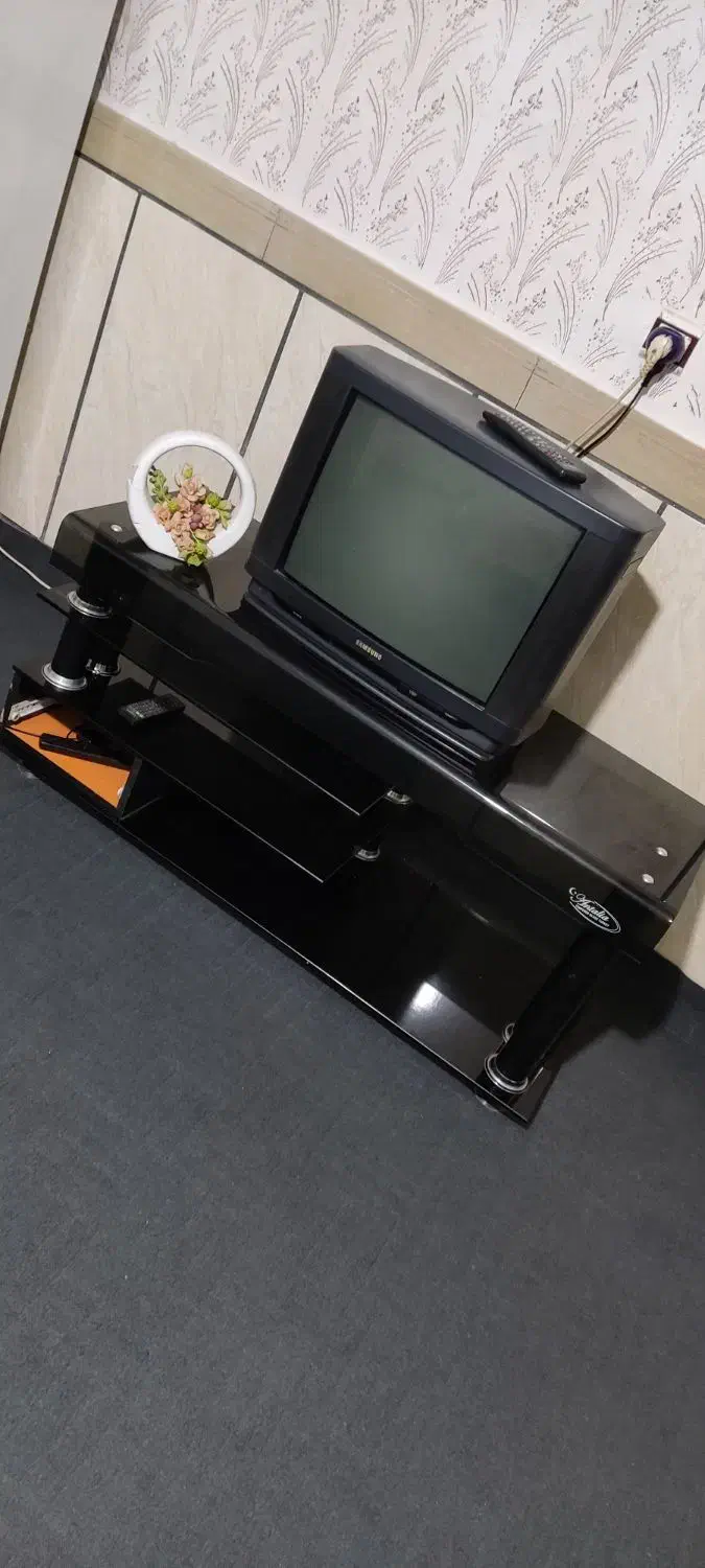 تلویزیون سامسونگ دیجیتال با میز|تلویزیون و پروژکتور|قدس, شهرقدس|دیوار