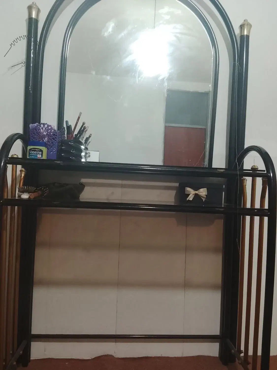 میز ارایشی|تخت و سرویس خواب|بره‌سر, |دیوار