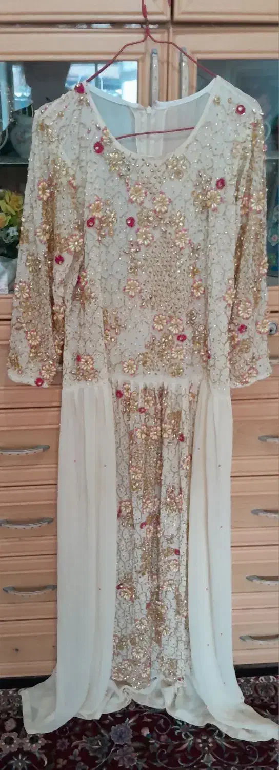 لباس سقزی در حد نو|لباس|قروه, |دیوار