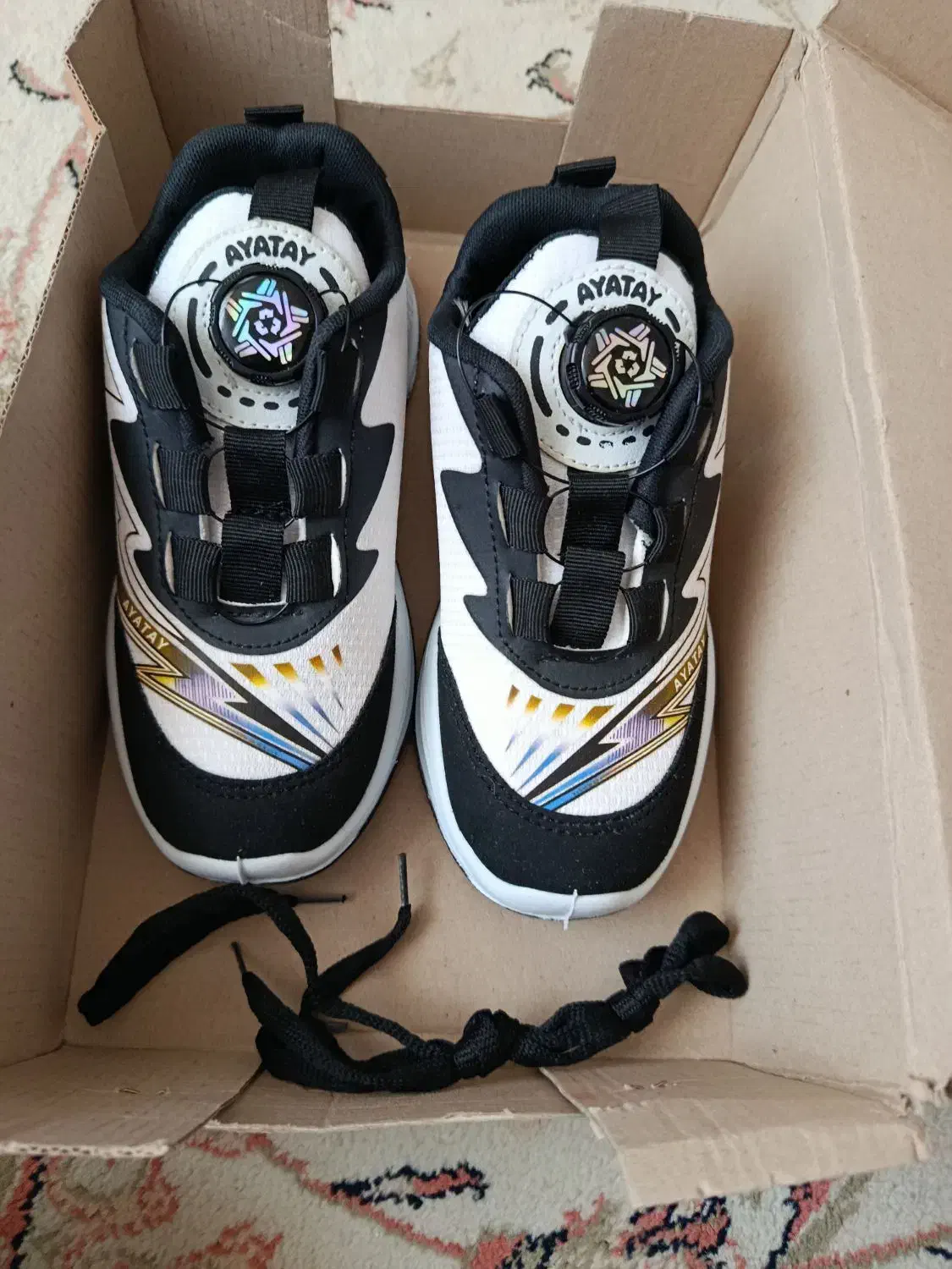 کفش|کیف، کفش، کمربند|هامون, |دیوار