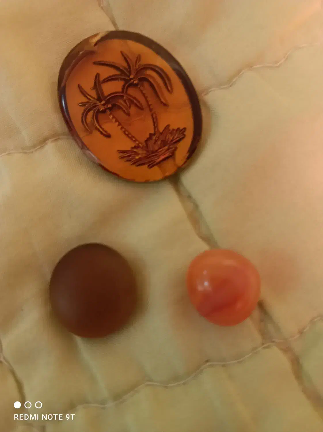 دو عدد سنگ عقیق ویک عدد سنگ که نمیدونمچیه|کلکسیون اشیاء عتیقه|هشتگرد, فاز ۳ مهستان|دیوار