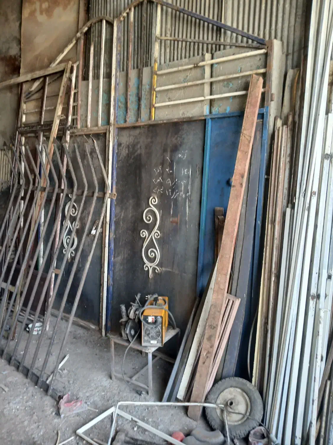 به جوشکارماهرجهت ساخت انواع درب وپنجره نیازمندم|استخدام معماری، عمران و ساختمانی|کرمانشاه, |دیوار