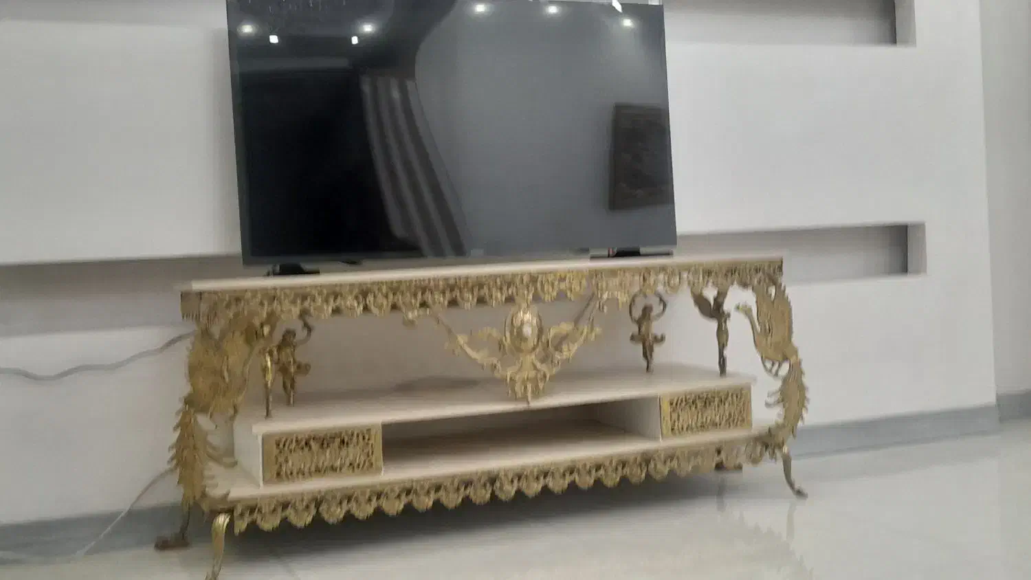 میز تلوزیون تمام برنج و تلوزیون ۵۰ اینچ و یک|تلویزیون و پروژکتور|نسیمشهر, |دیوار