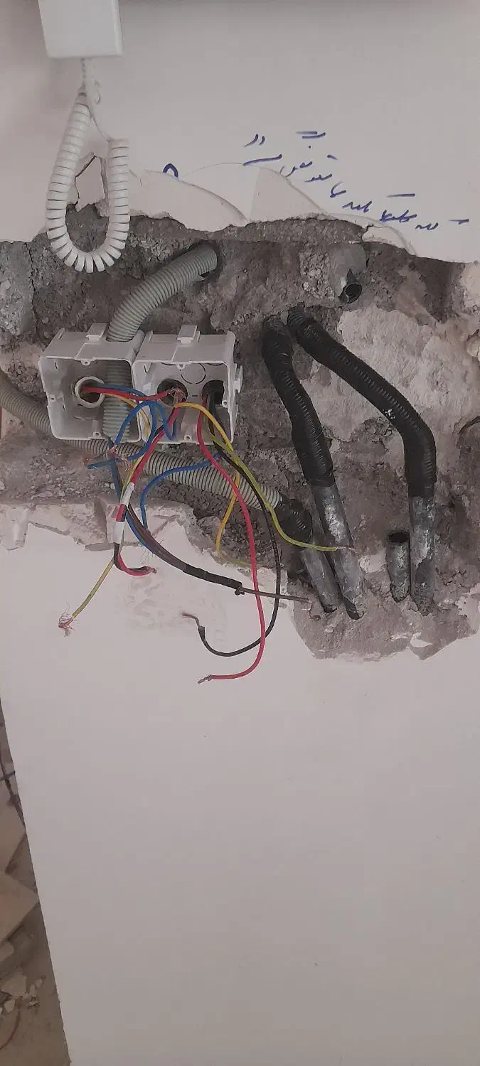 برقکاری /سیم کشی/تعمیرات /اتصال یابی|خدمات پیشه و مهارت|تبریز, |دیوار