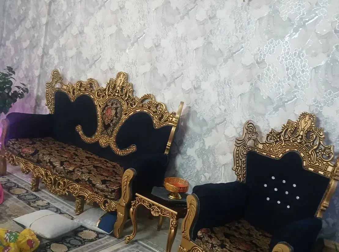 مبل هفت نفره سلطنتی با میز عسلی|مبلمان خانگی و میز عسلی|نسیم‌شهر, |دیوار
