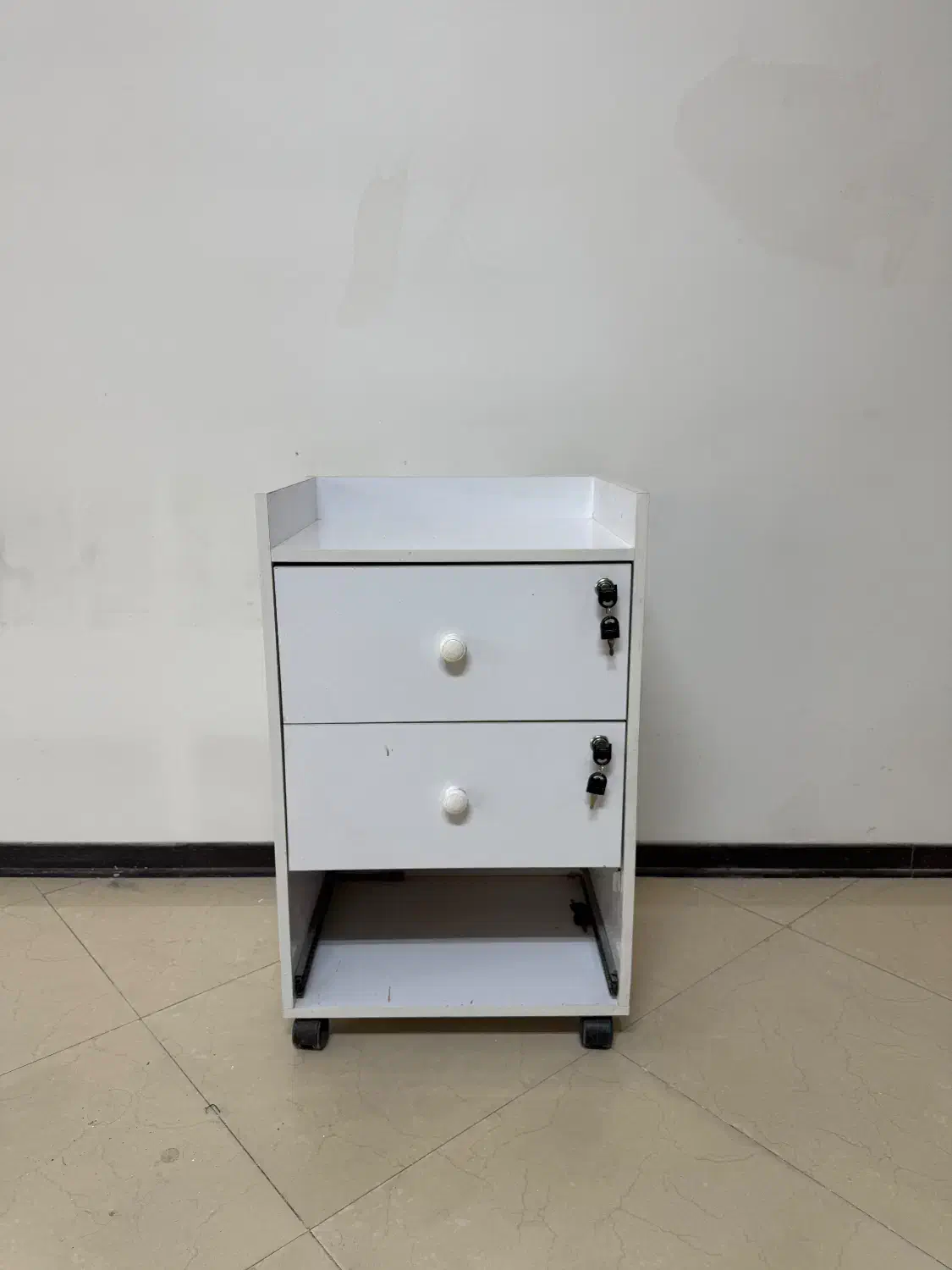 میز ناخن/تخت مژه/سر شور /کمد/ایینه|آرایشگاه و سالنهای زیبایی|تهران, زعفرانیه|دیوار