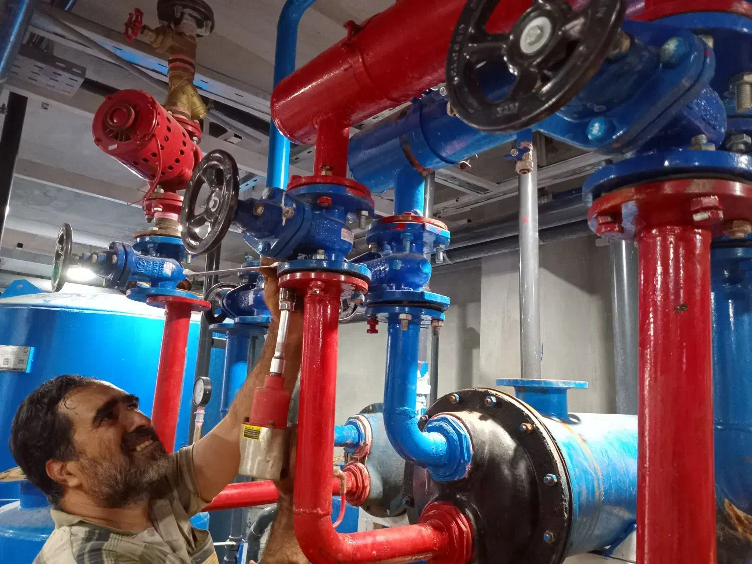 تعمیرموتورخانه چیلراستخرسوناجکوزی ژنراتوربرق صنعتی|خدمات پیشه و مهارت|شیراز, ریشمک|دیوار