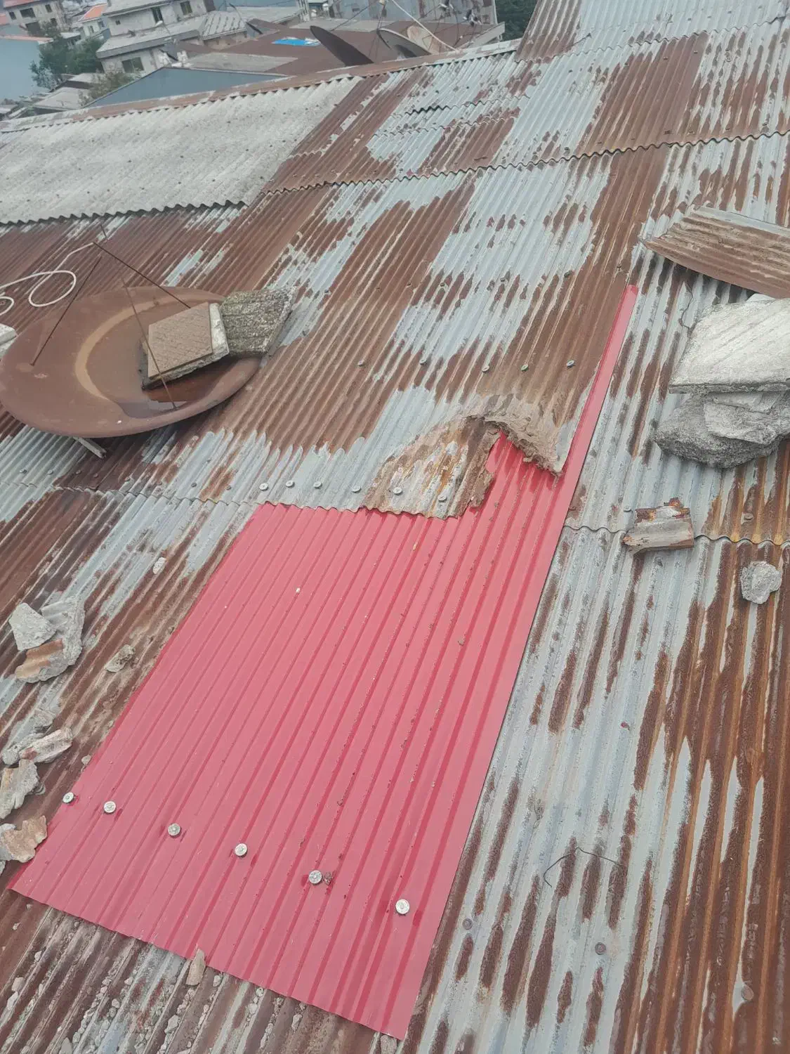 چکه گیری تمیز کاری ناودنی و ترمیم سربندی. .حلب|خدمات پیشه و مهارت|لاهیجان, آهندان|دیوار