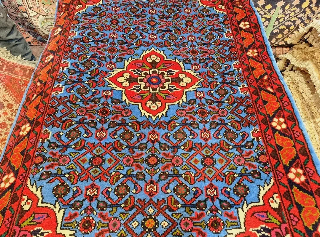 ذرع و نیم دستباف زمینه آبی حسین آباد|فرش|تهران, اکباتان|دیوار