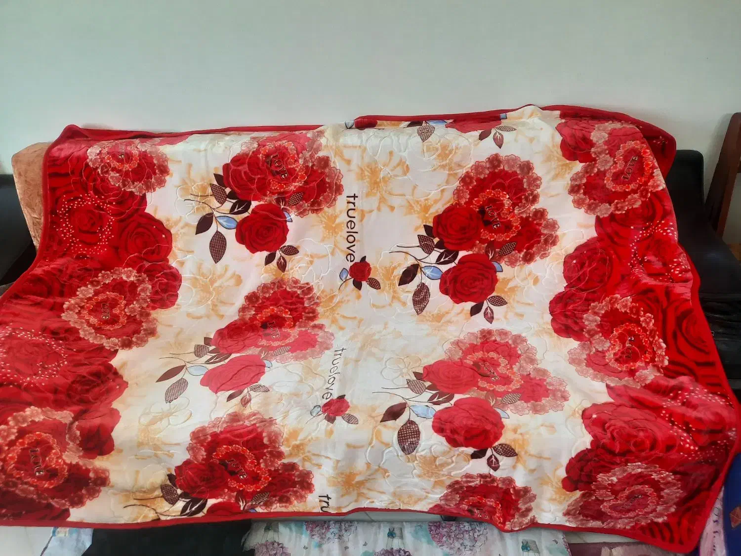 پتوی خارجی|رختخواب، بالش، پتو|گلبهار, شهر جدید گلبهار|دیوار