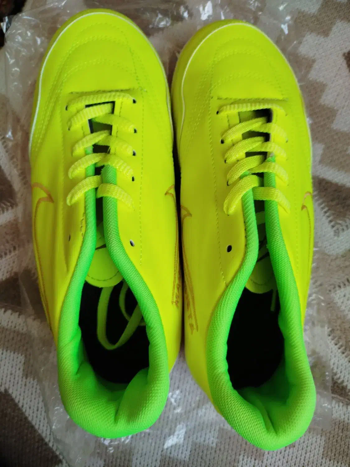 کفش سالن|کیف، کفش، کمربند|میانه, |دیوار