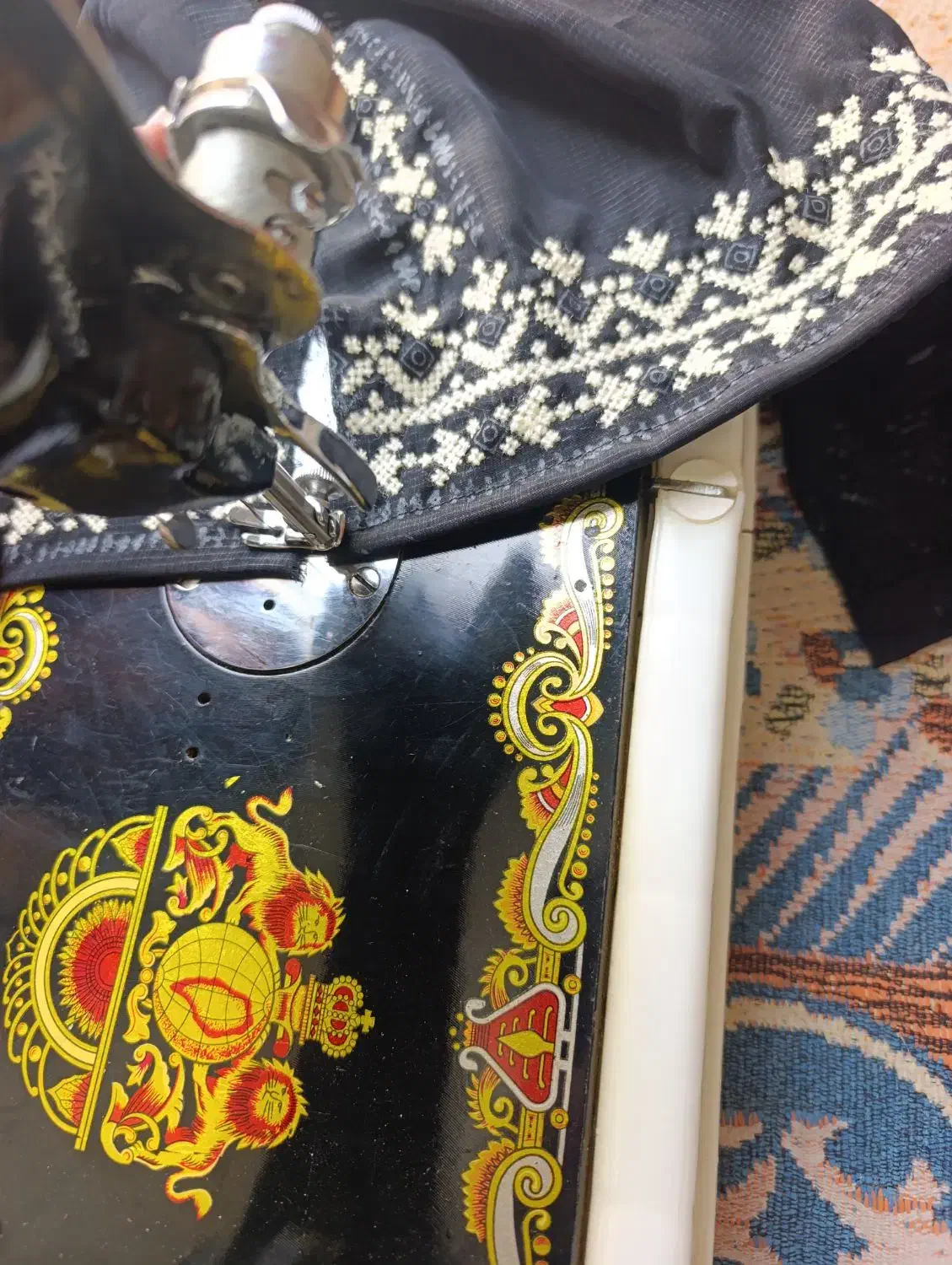 چرخ قدیمی با دینام|چرخ خیاطی و ریسندگی|قصرقند, |دیوار