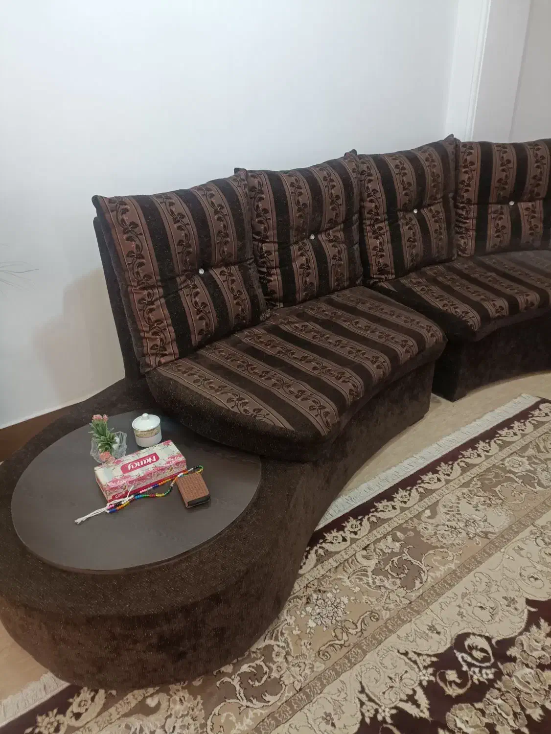 مبل سالم و تمیز|مبلمان خانگی و میز عسلی|پایین هولار, |دیوار