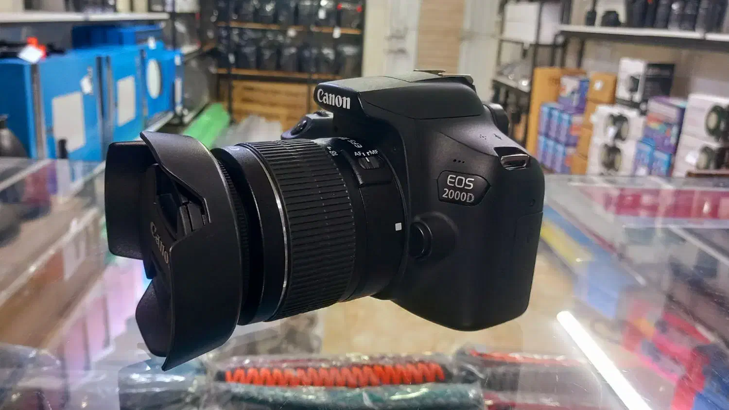 دوربین کنون ۲۰۰۰ دی با لنز ۱۸.۵۵|دوربین عکاسی و فیلم‌برداری|قم, دورشهر|دیوار