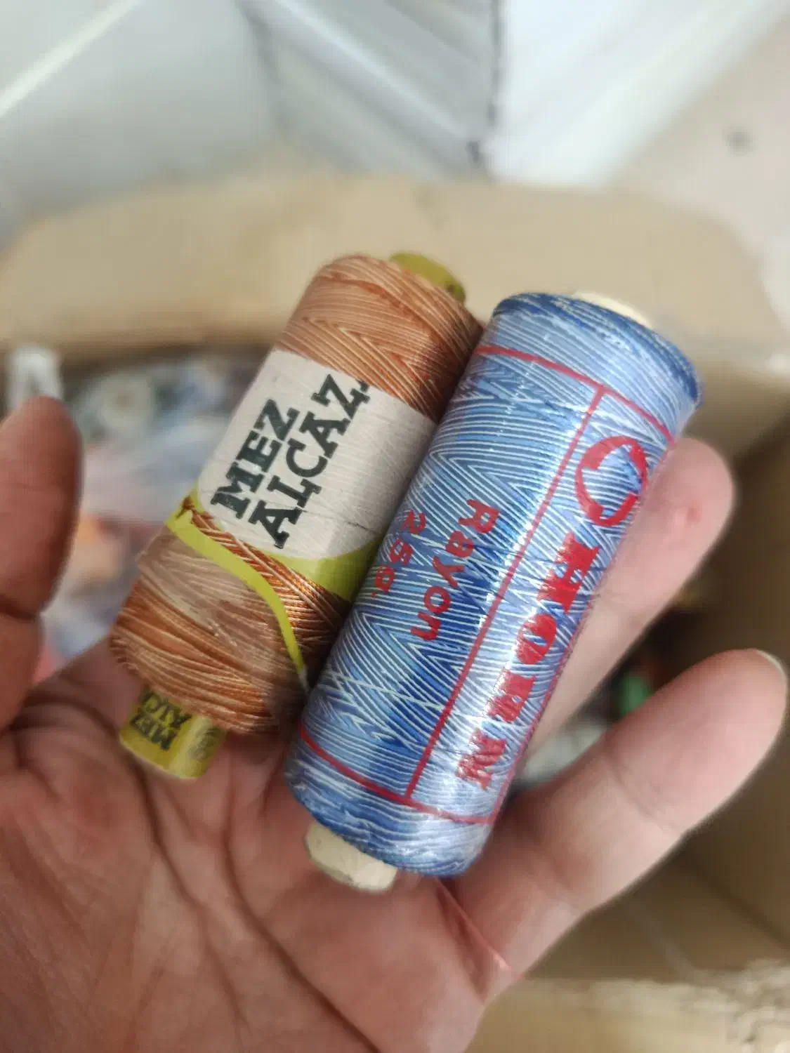 تعداد زیادی نخ گلدوزی|لوازم خیاطی و بافتنی|رباطکریم, نصیرشهر|دیوار