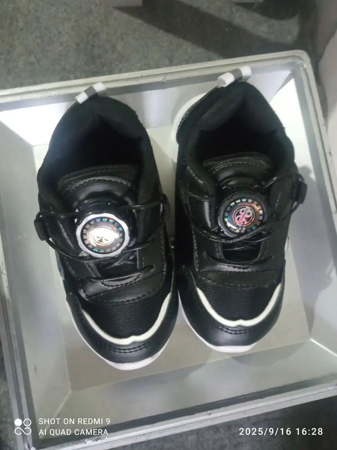 کتانی|کفش و لباس بچه|آستارا, |دیوار