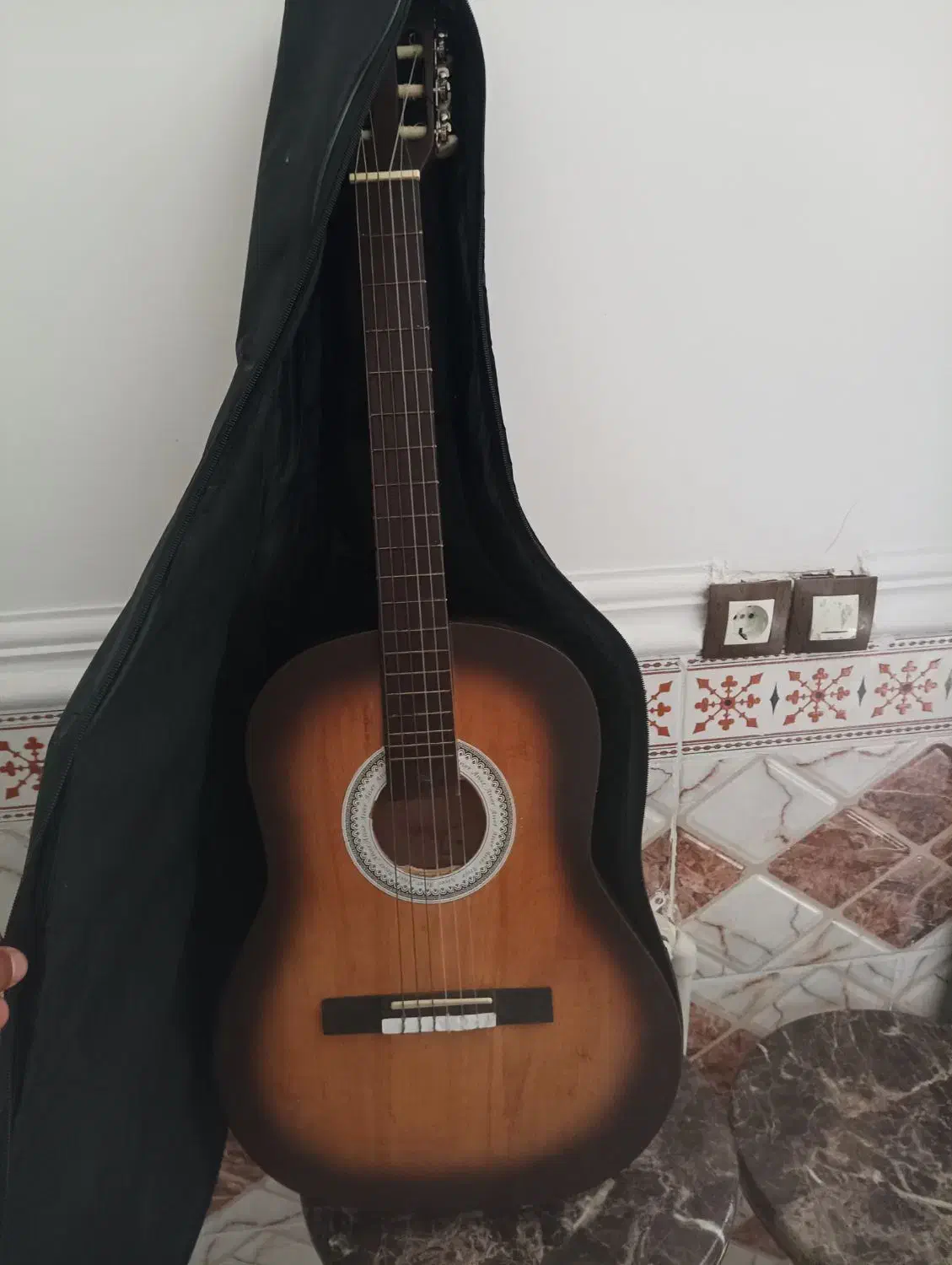 گیتار بفرس میرسد|گیتار، بیس، امپلیفایر|بم, |دیوار