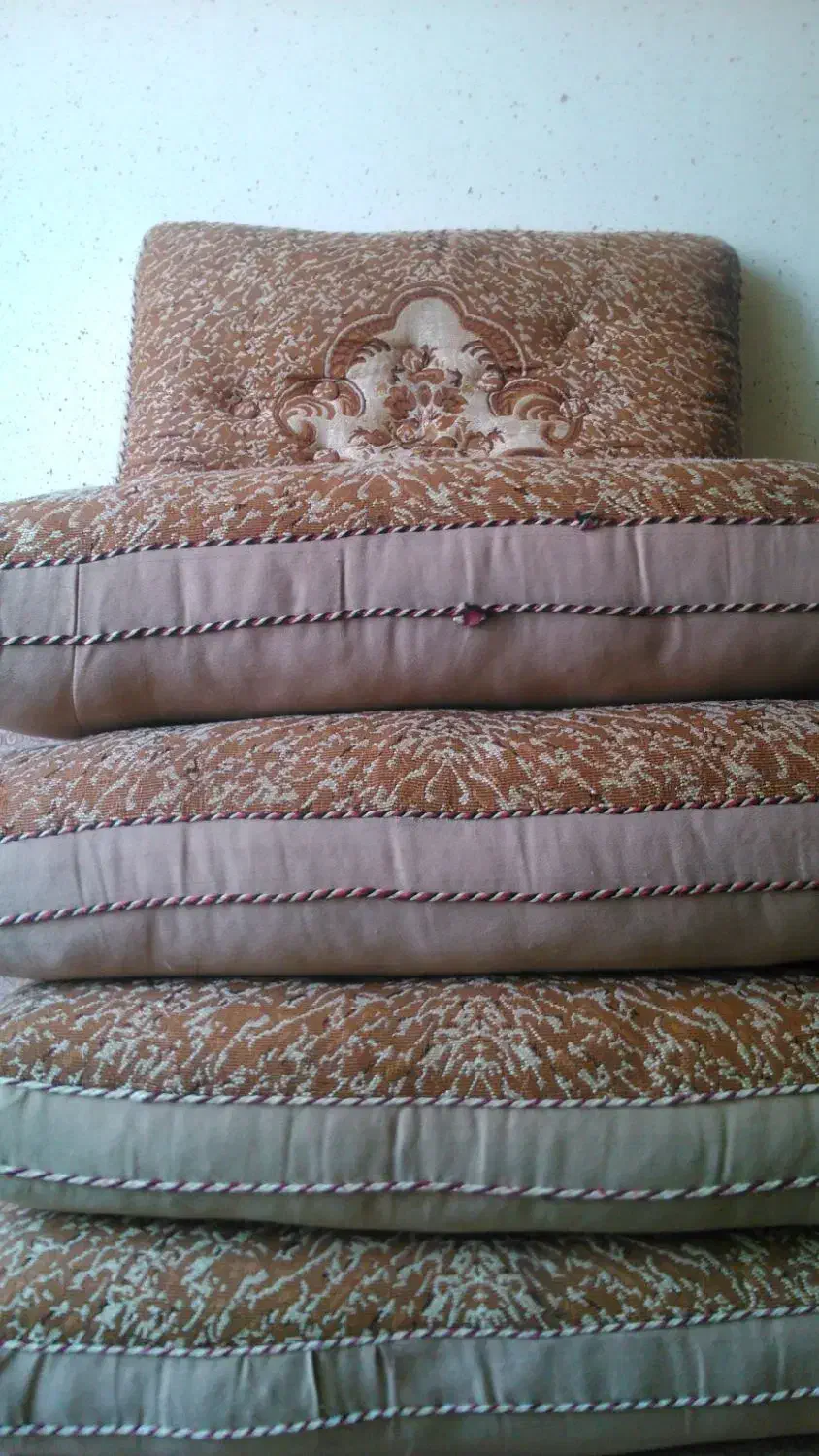 پشتی دکمه دار|پشتی|شیراز, صاحب الزمان|دیوار