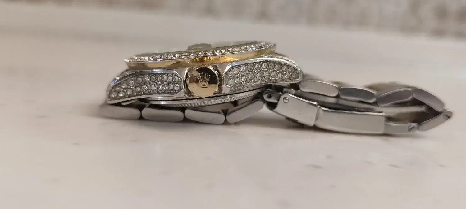 ساعت رولکس|ساعت|رباط‌کریم, رباط‌کریم|دیوار