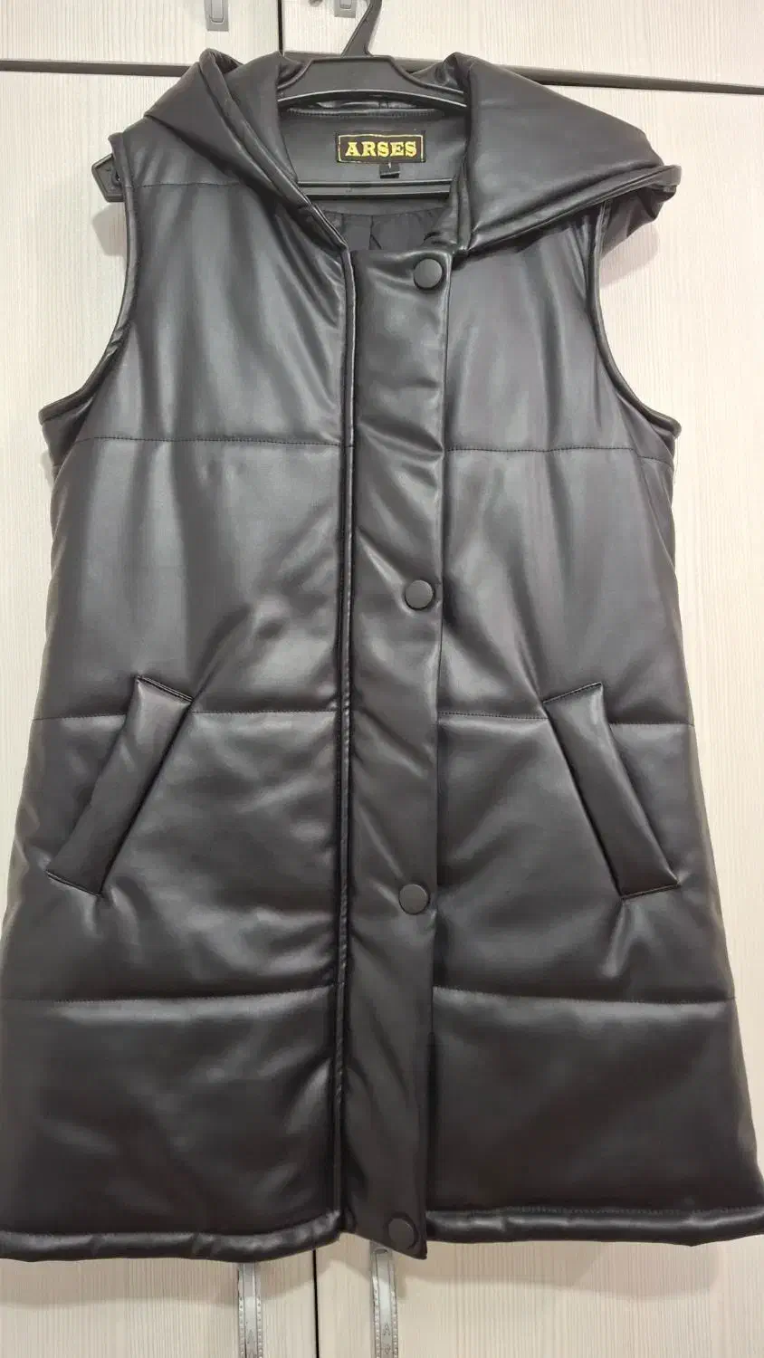 پافر چرم نو|لباس|نیشابور, دارایی|دیوار