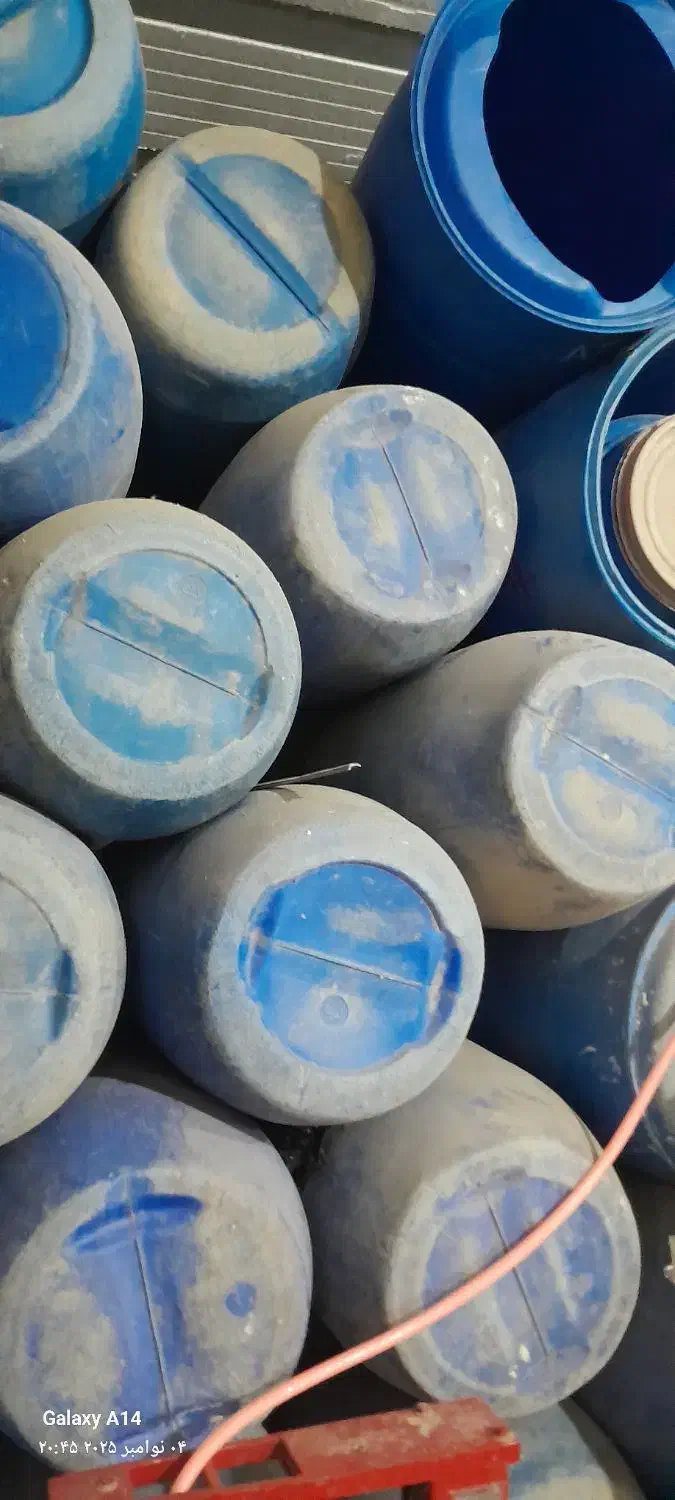 تعدادی بشکه|ظروف نگهدارنده، پلاستیکی، یکبارمصرف|بروجرد, |دیوار