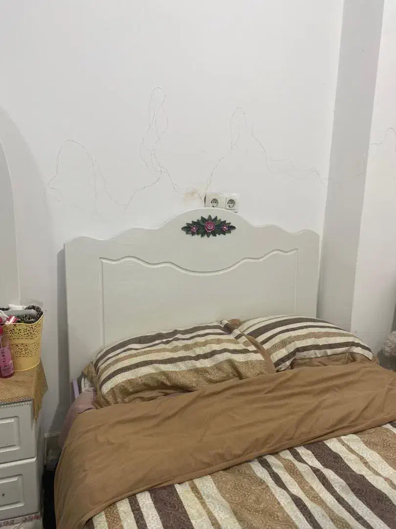 تخت خواب  سفید یک ونیم نفره 6500000|تخت و سرویس خواب|بوشهر, |دیوار