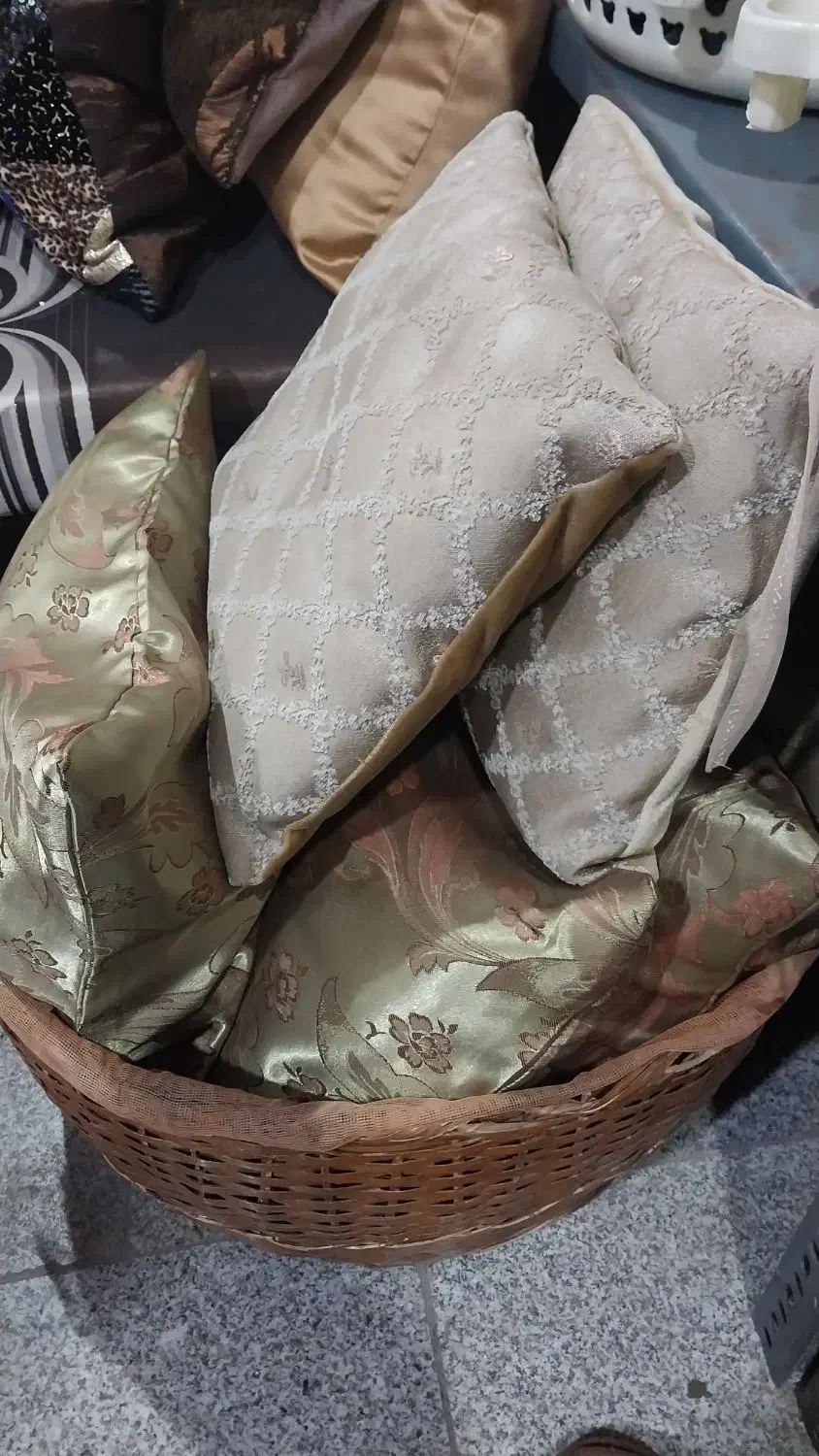 تعدادی کوسن|رختخواب، بالش، پتو|محمدشهر, محمدشهر|دیوار