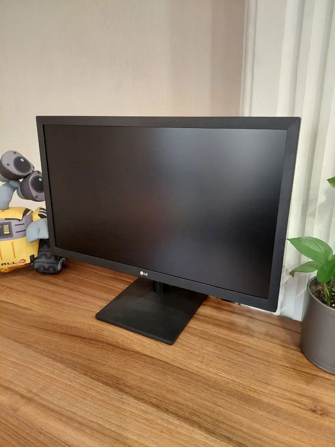 مانیتور 22 اینچ LG پنل IPS FHD مخصوص طراحی|قطعات و لوازم جانبی رایانه|رشت, سعدی (تختی)|دیوار