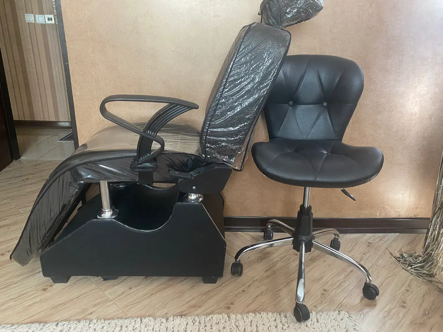 صندلی ارایشگاهی طرح برقی وتابوره زین اسبی|آرایشگاه و سالنهای زیبایی|زرقان, |دیوار