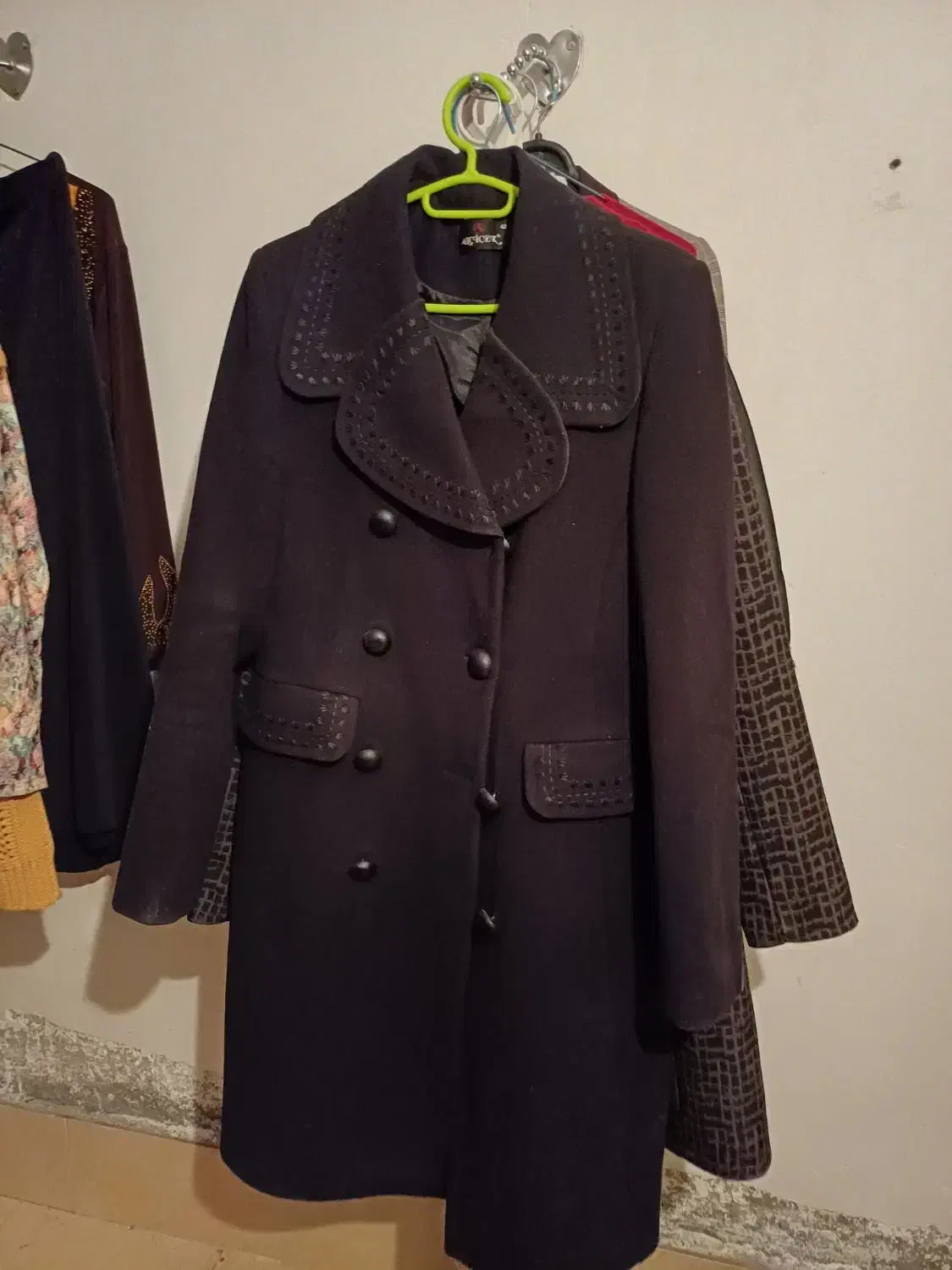 مانتو و پالتو و کفش|لباس|ماکو, |دیوار