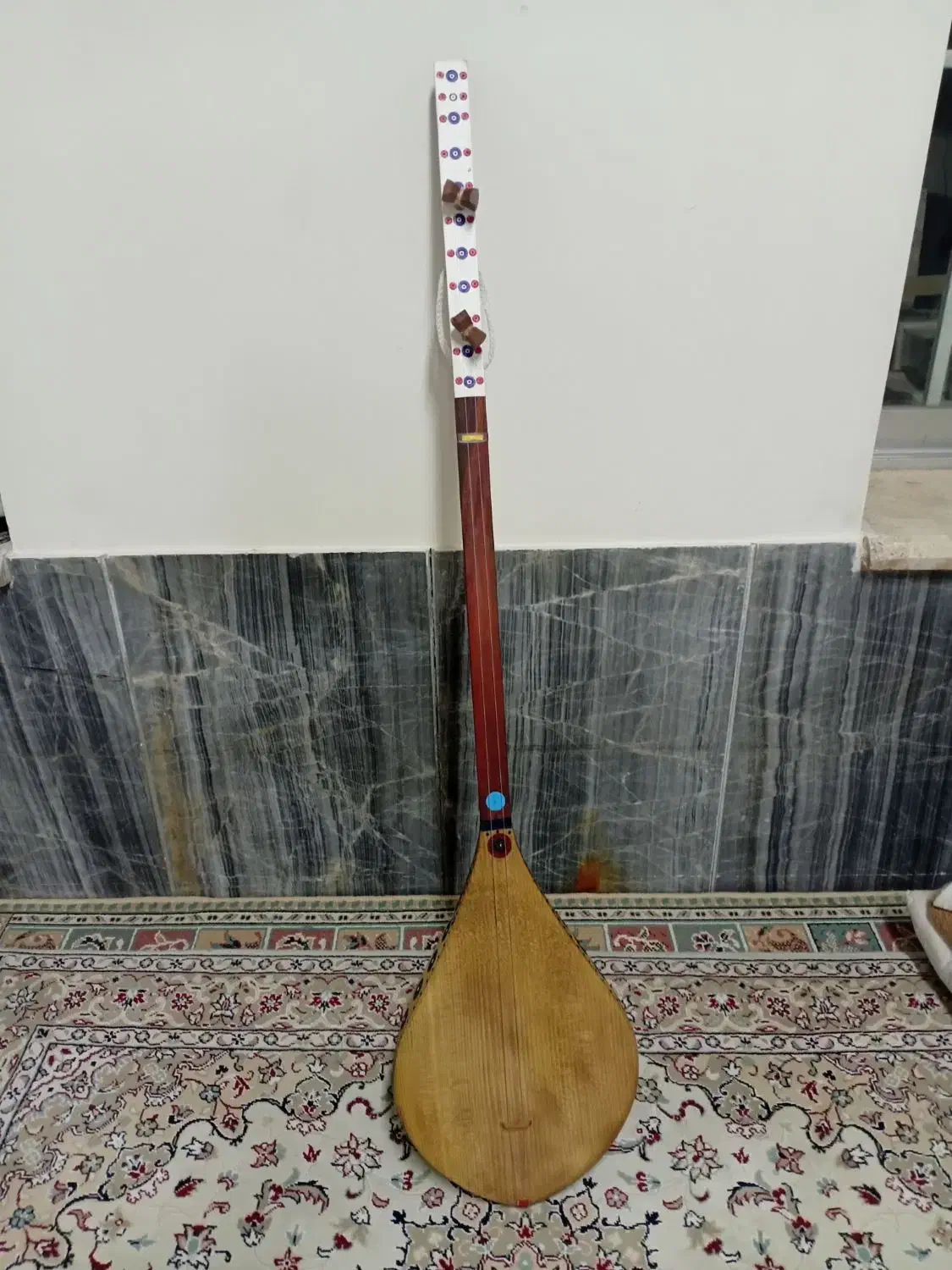 دمبوره ایبکی هزارگی ویا قتغنی|سازهای سنتی|قم, شهر قائم|دیوار