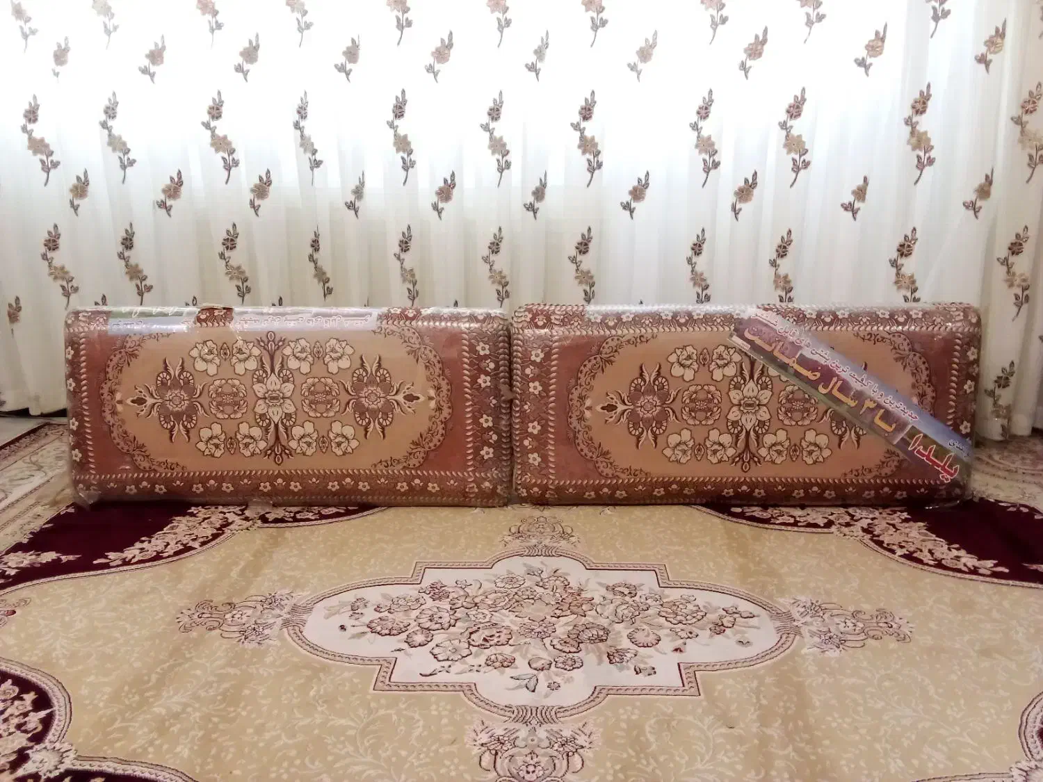 یک جفت پشتی نو|پشتی|فولادشهر, مسکن مهر فولادشهر|دیوار