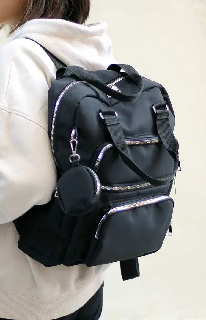 کوله‌ پشتی‌ دخترانه‌ مدرسه|کیف، کفش، کمربند|رشت, پل تالشان|دیوار