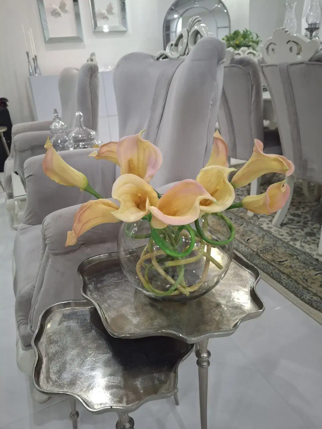 گلدان گرد شیشه ای و گل|گل مصنوعی|کرج, دهقان ویلا|دیوار