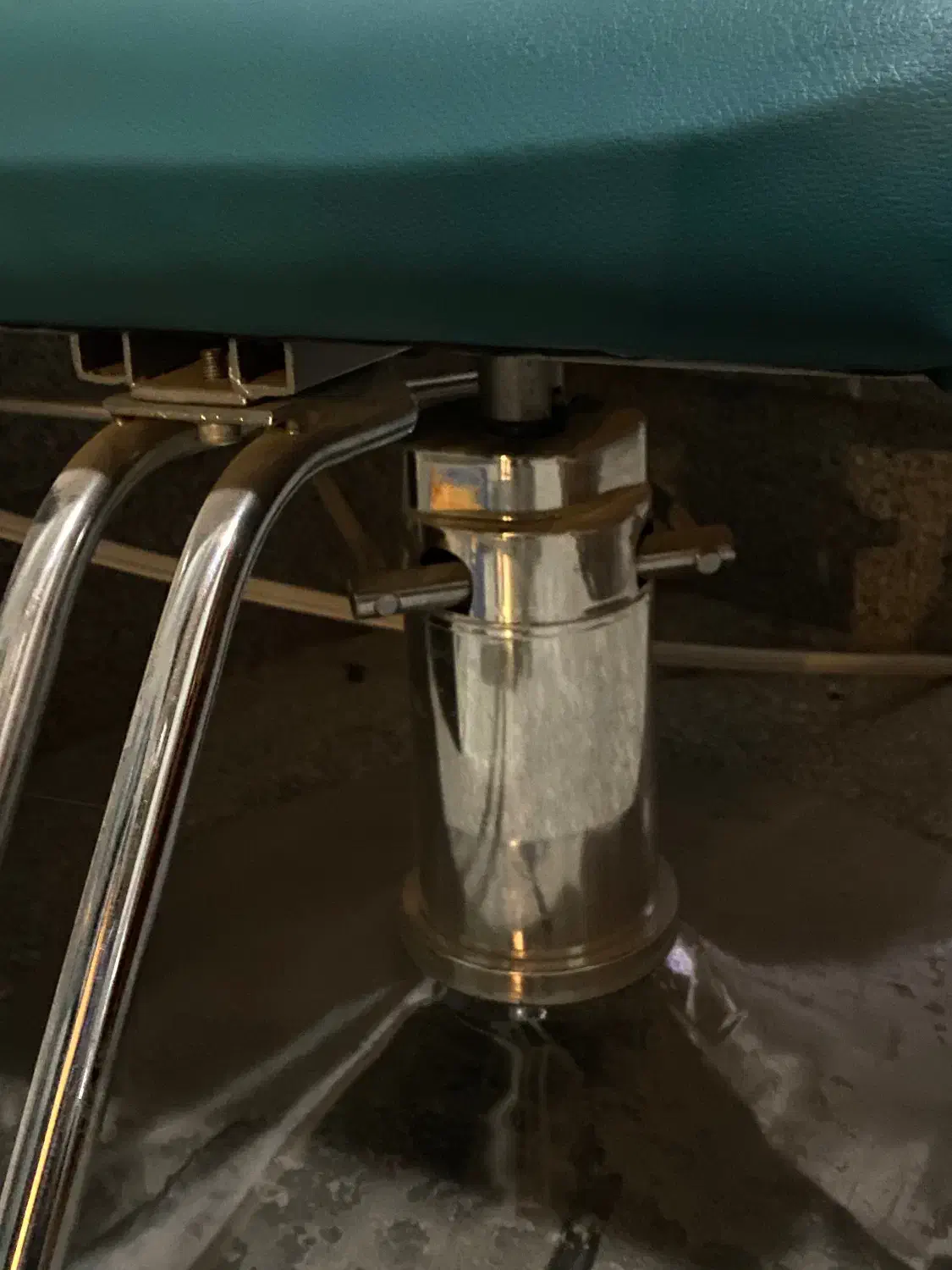 صندلی ارایشگری جک دار کلاسیک درحد|آرایشگاه و سالن‌های زیبایی|پرند, فاز ۲|دیوار