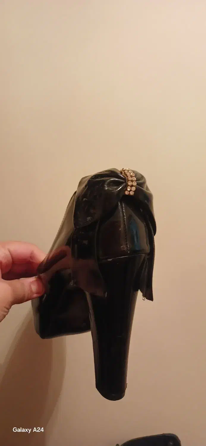 کفش مجلسی|کیف، کفش، کمربند|ری, دیلمان|دیوار