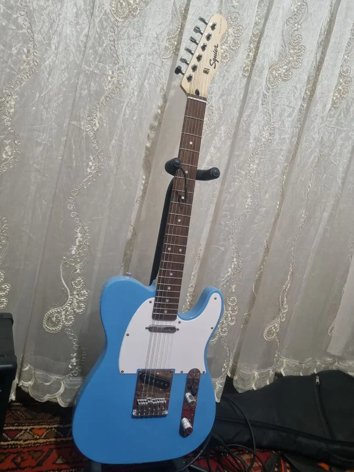 گیتار الکتریک و آمپلی فایر|گیتار، بیس، امپلیفایر|میانه, |دیوار