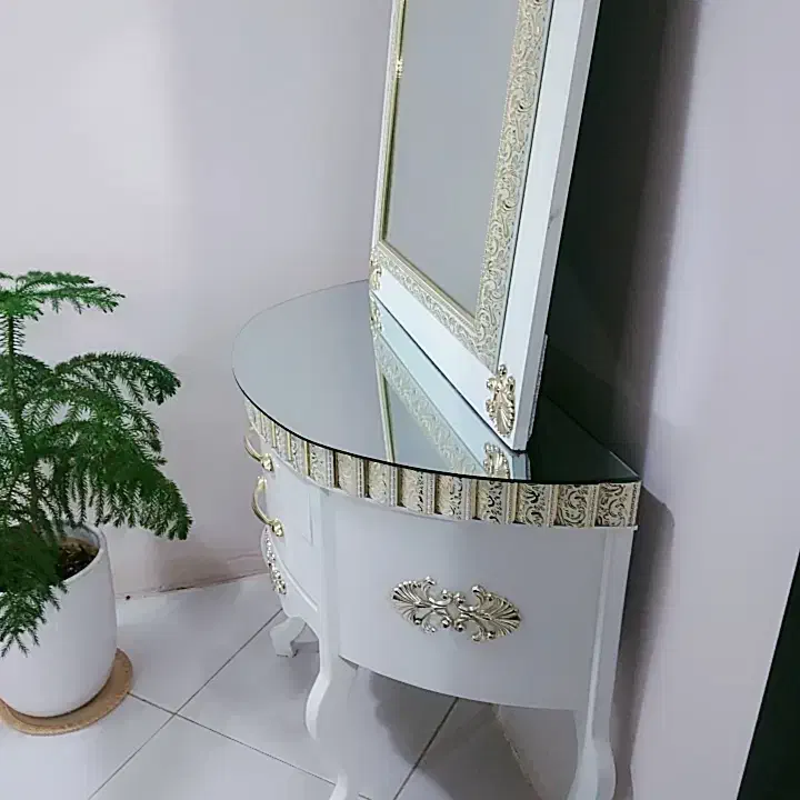 آیینه قدنما.|آینه|گلبهار, شهر جدید گلبهار|دیوار