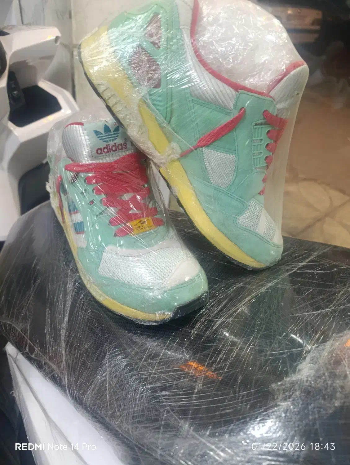 کتونی zx|کیف، کفش، کمربند|ری, جوانمرد قصاب|دیوار