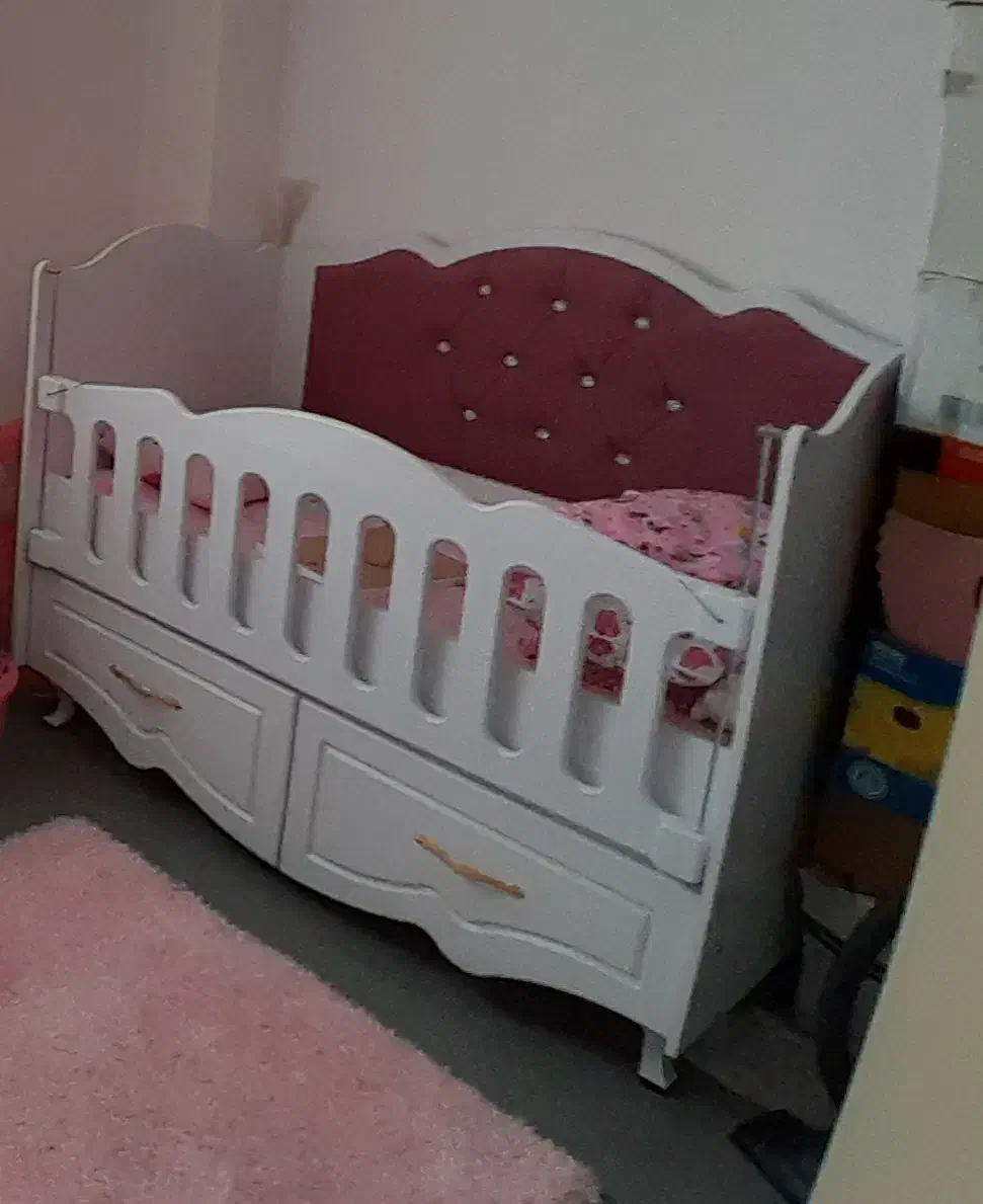 تخت کودک سالم و نو همراه با تشک|تشک تختخواب|تولم شهر, |دیوار