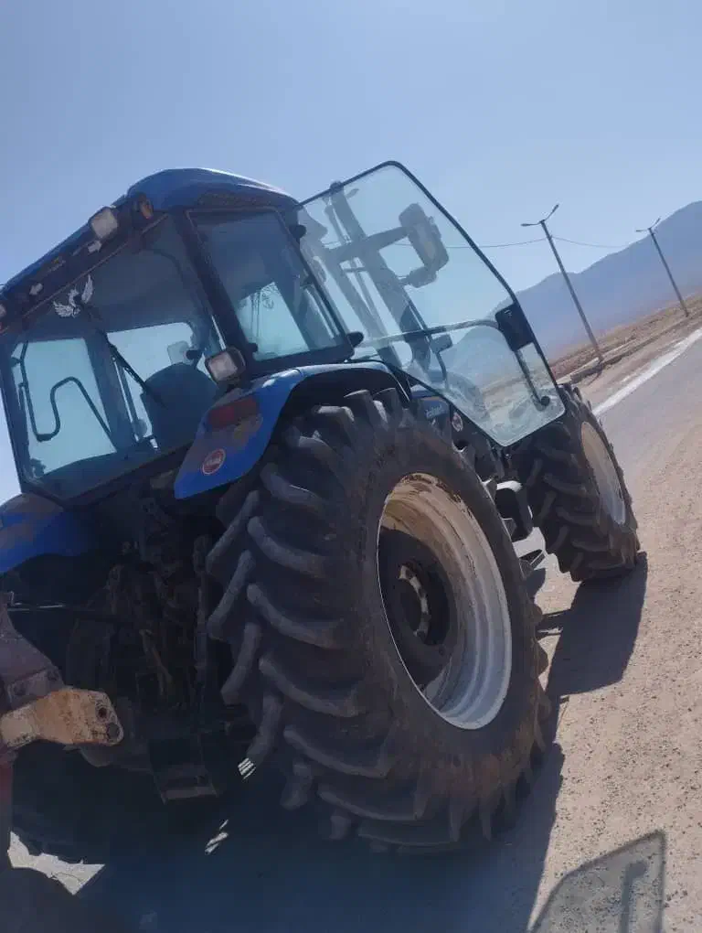 تراکتور نیوهلند|خودرو سنگین|سیاخ دارنگون, |دیوار