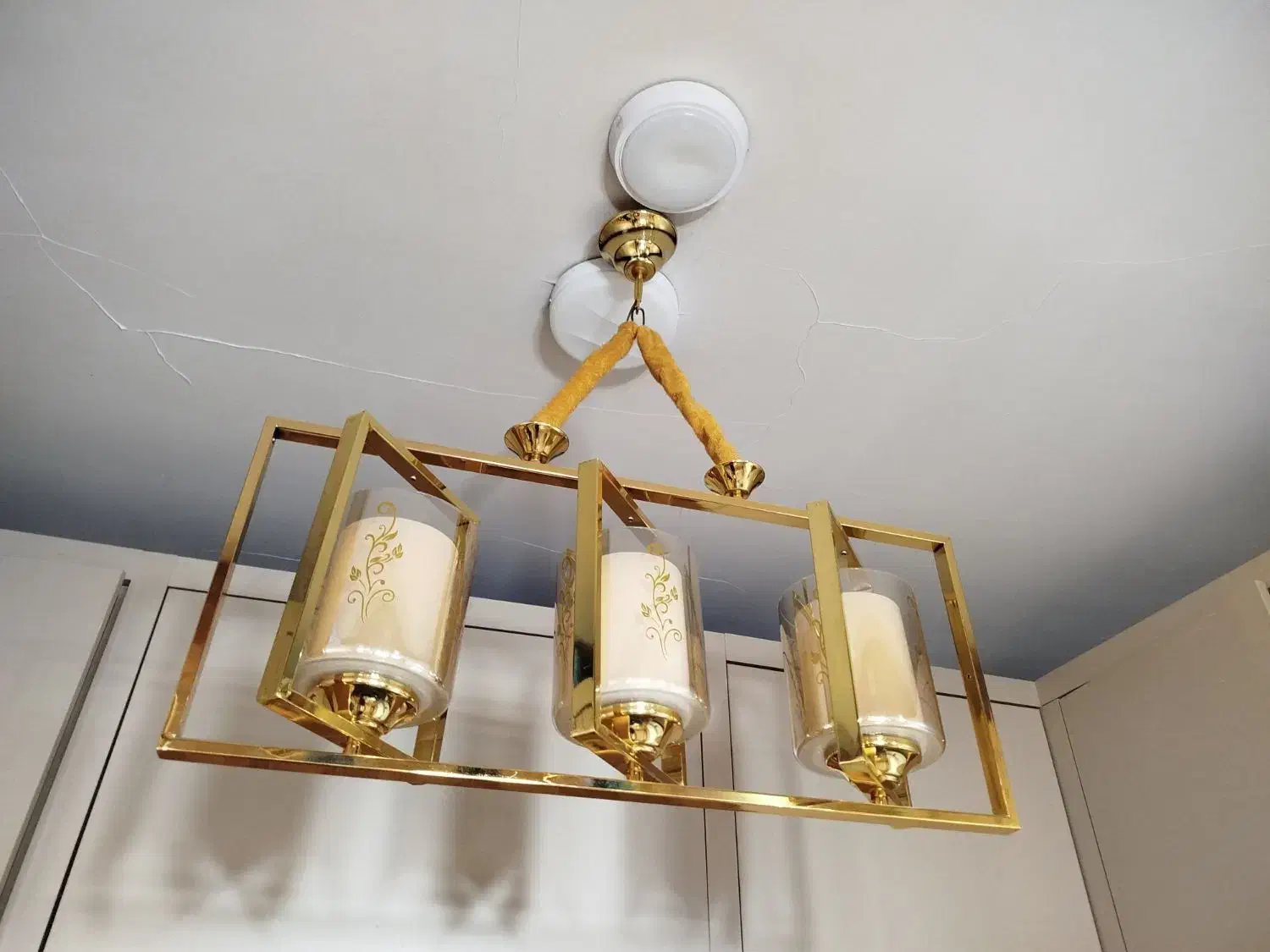 لوستر سه شاخه طلایی در حد نو حباب خارجی|لوستر و چراغ آویز|قدس, شهر‌قدس|دیوار