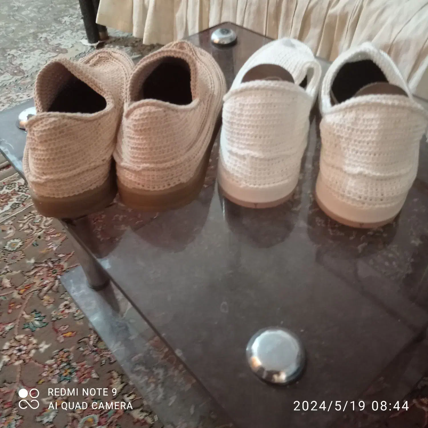 دوجفت گیوه سفید شماره ۴۱و گیوه قهوه ای شماره ۴۲.|کیف، کفش، کمربند|خاش, |دیوار