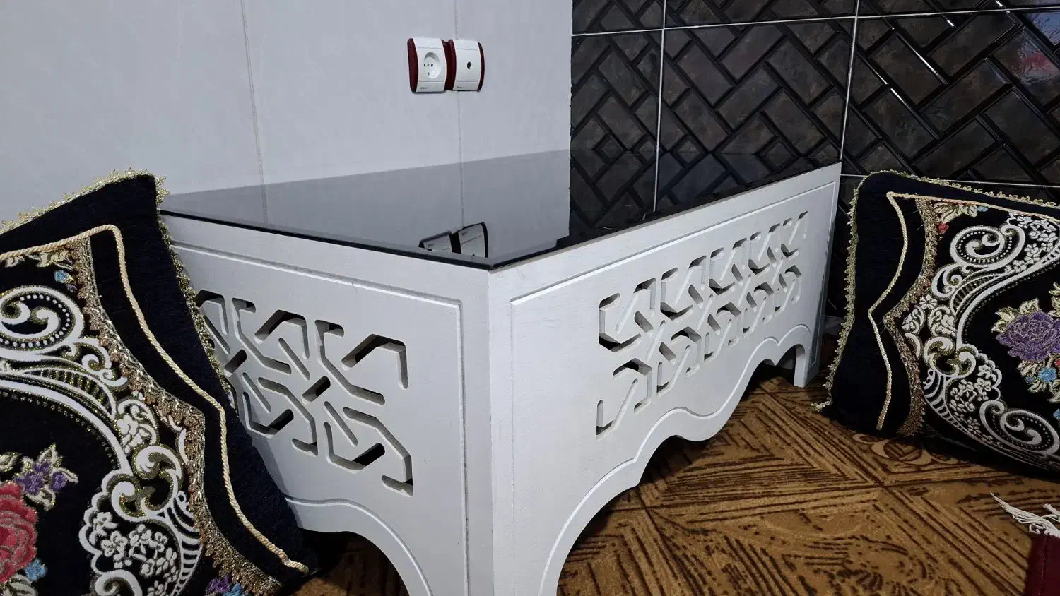 میز|مبلمان خانگی و میز عسلی|شیراز, کوشک میدان|دیوار