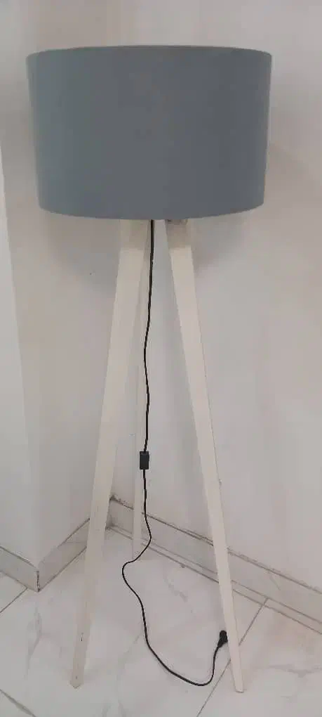 آباژور سه پایه کنار سالنی|چراغ خواب و آباژور|رشت, رشتیان|دیوار