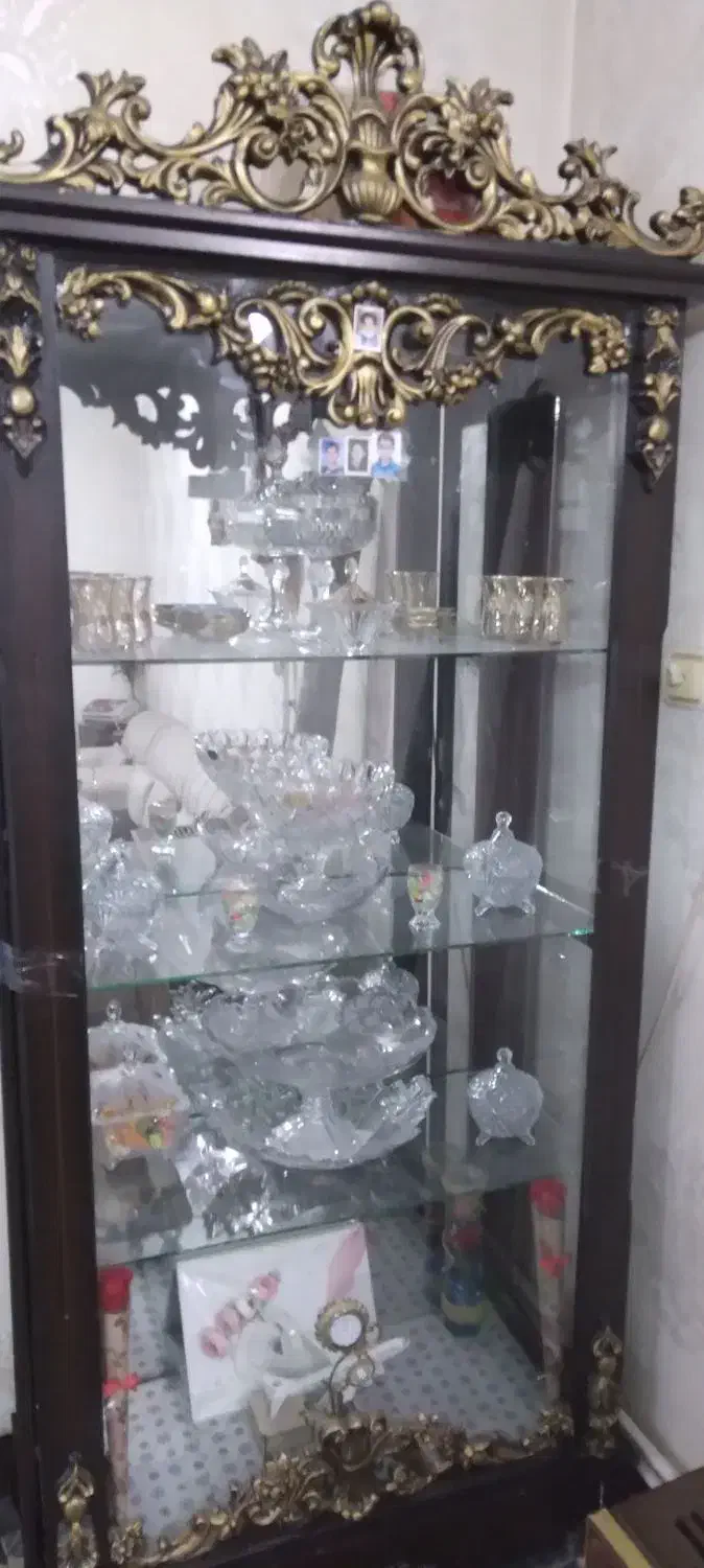 یکعددویترینفروشی.|بوفه، ویترین، کنسول|رباطکریم, رباطکریم|دیوار