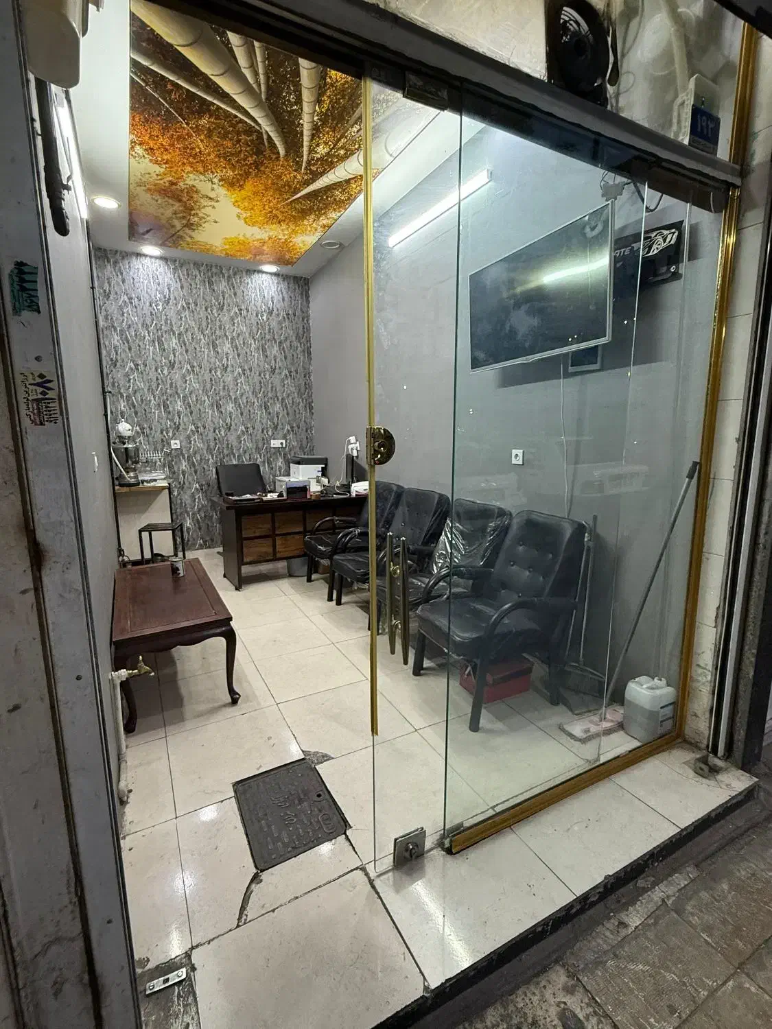 مغازه 12 متری بر آموزگار مناسب دفتر کار و کافی نت|اجارهٔ مغازه و غرفه|تهران, بهمن یار|دیوار