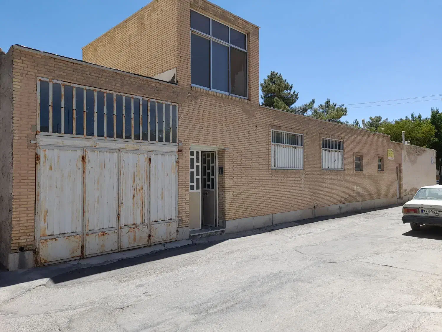 منزل ویلایی سه نبش بزرگ میدان جدید خیابان عاشورا|فروش خانه و ویلا|آباده, |دیوار