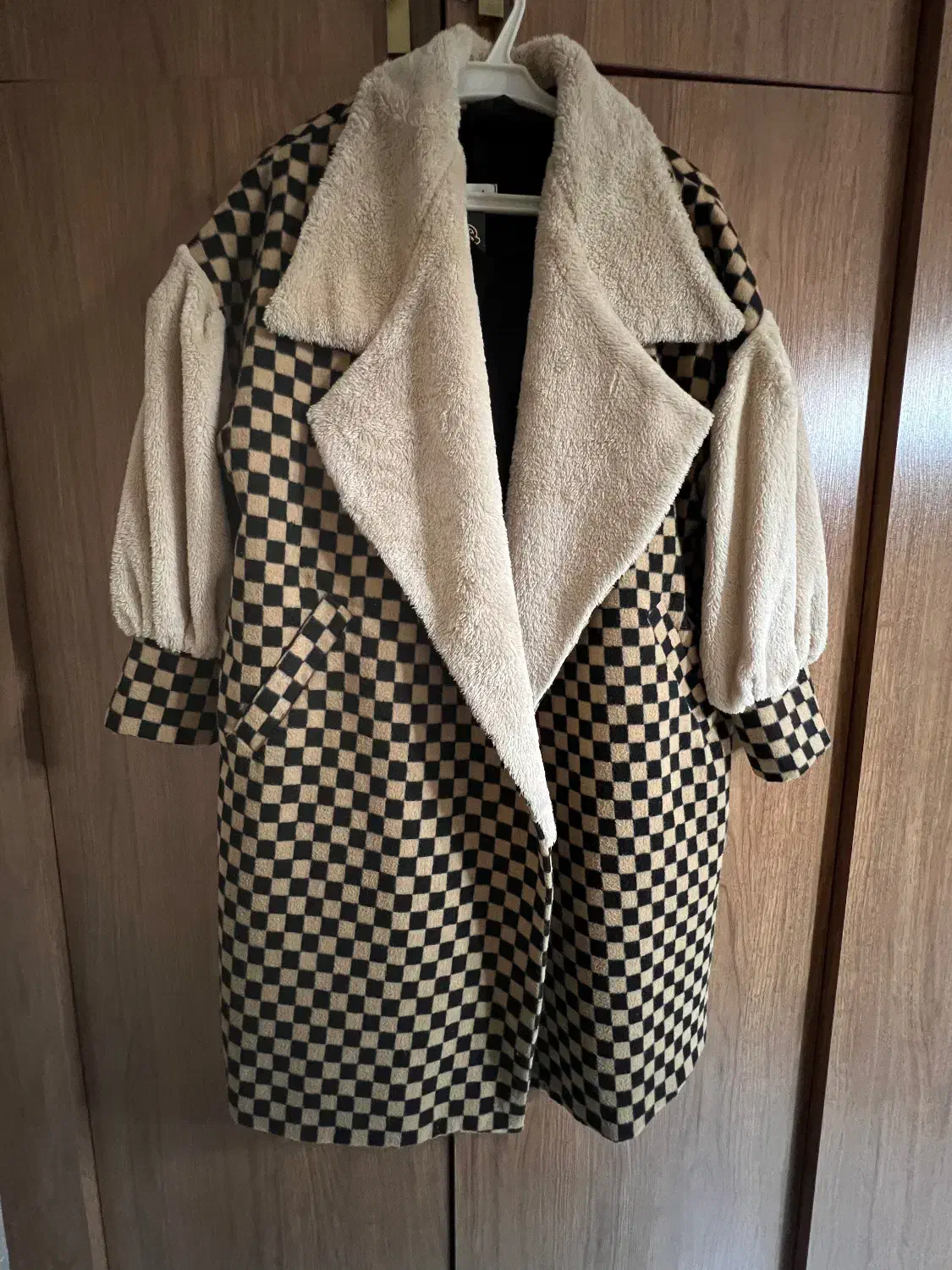 پالتو|لباس|اصفهان, پروین|دیوار