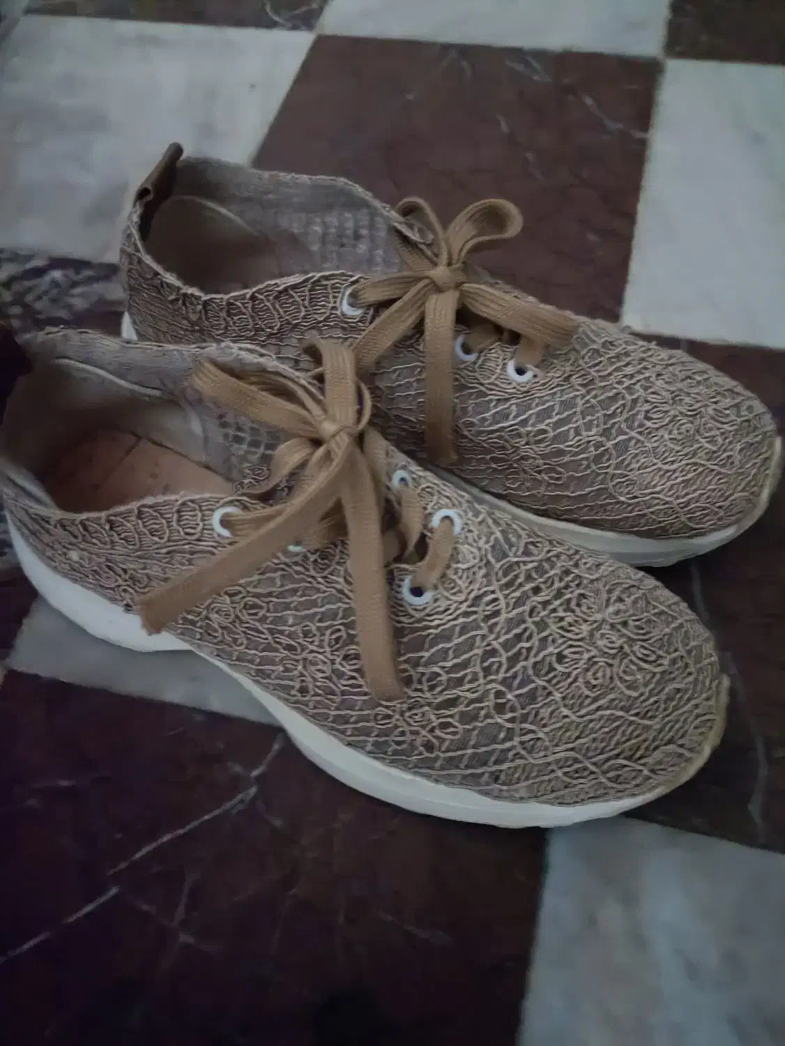 کتونی نو|کیف، کفش، کمربند|رشت, منظریه|دیوار